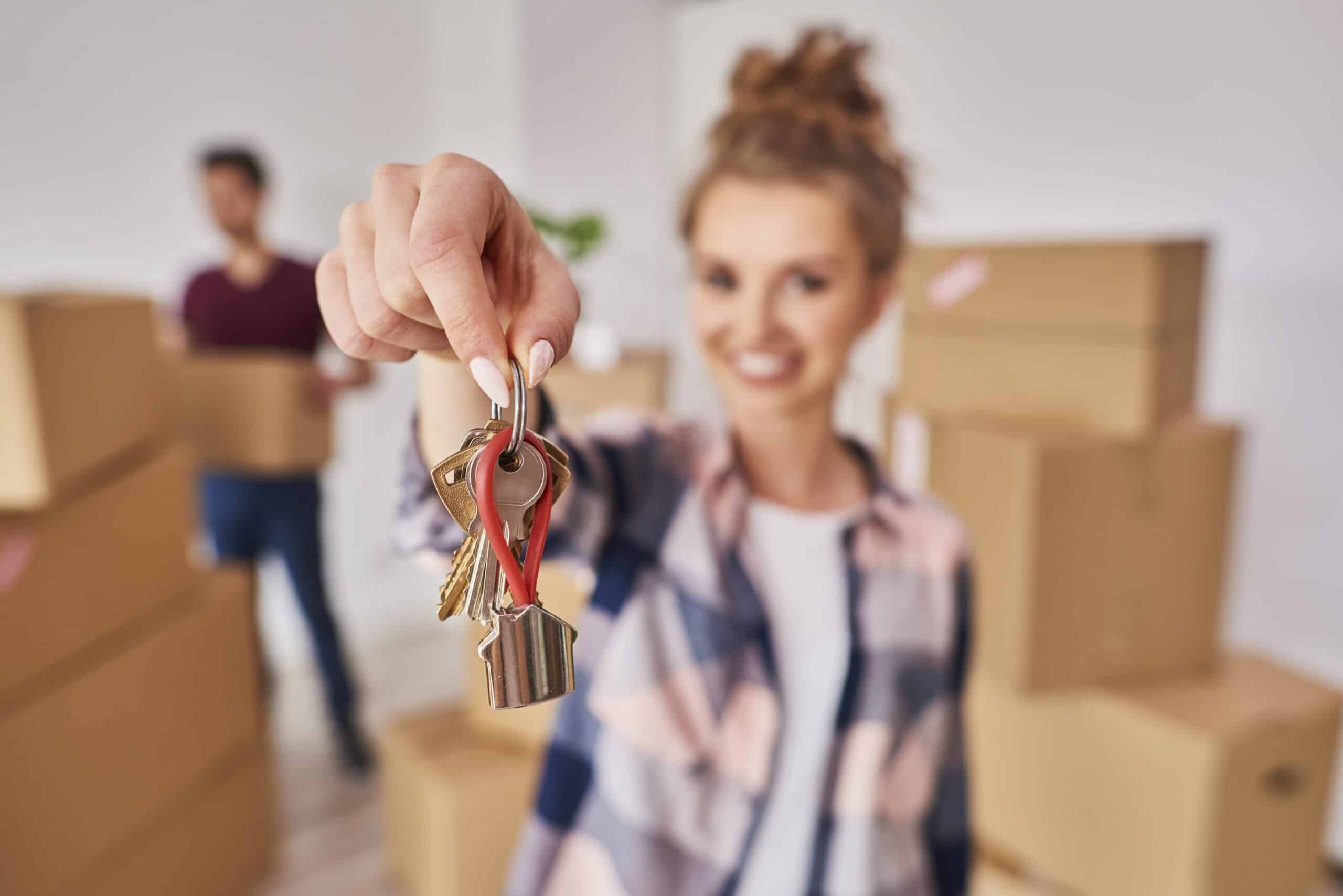 Main de femme montrant les clés du nouvel appartement